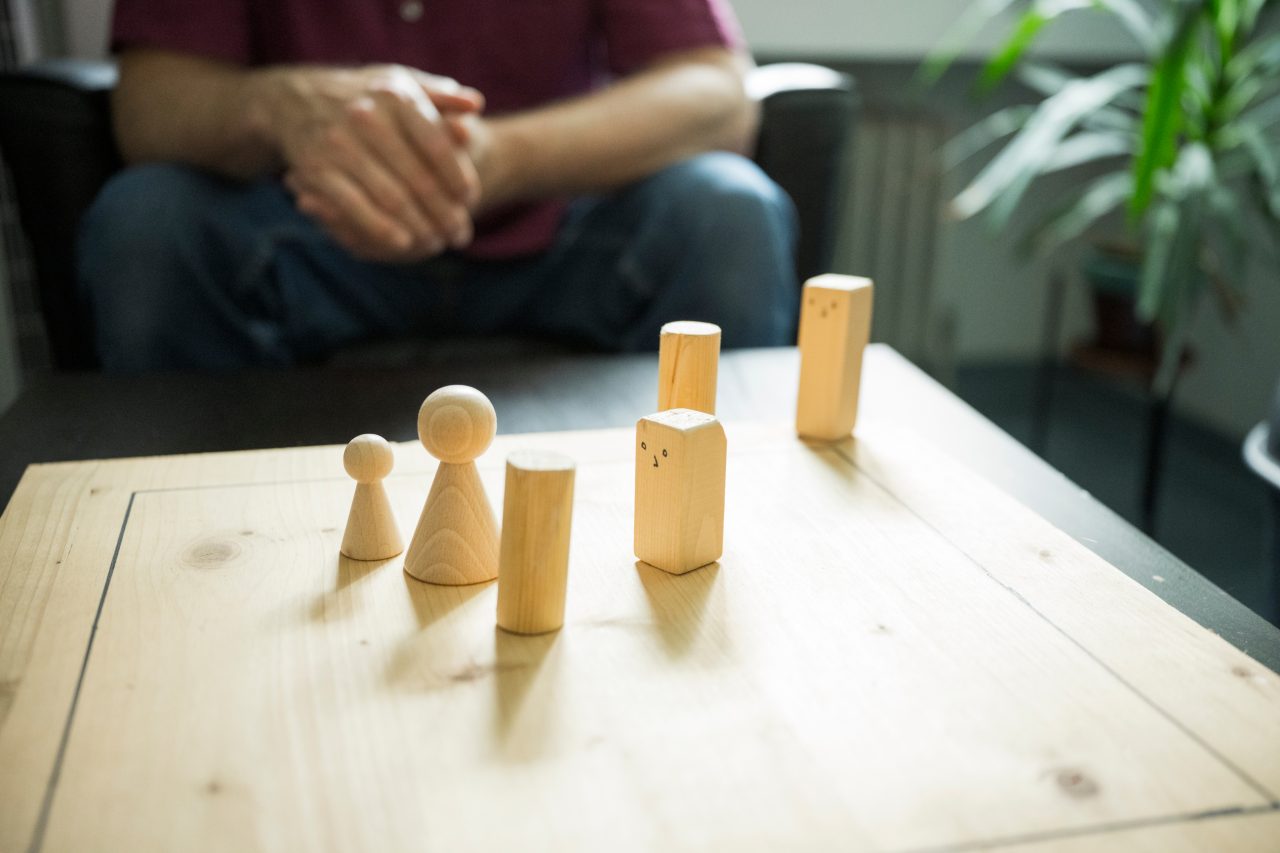 Menschen spielen Kubb an einem Tisch im Freien